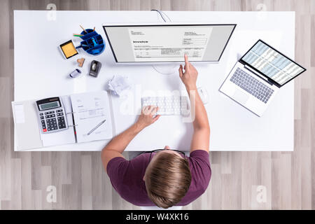 Close-up di un imprenditore fattura di controllo sul computer portatile Foto Stock