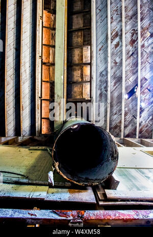 Bellissimi interni colorati di erosione capannone industriale in costruzione. Legno e ferro, elementi. Foto Stock