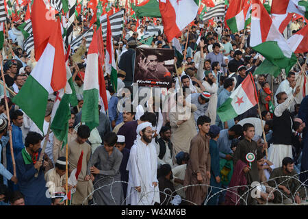 QUETTA, PAKISTAN, Lug 25: i sostenitori dei partiti di opposizione in Assemblea nazionale sono holding bandiere e poster durante la manifestazione di protesta contro il Pak Foto Stock