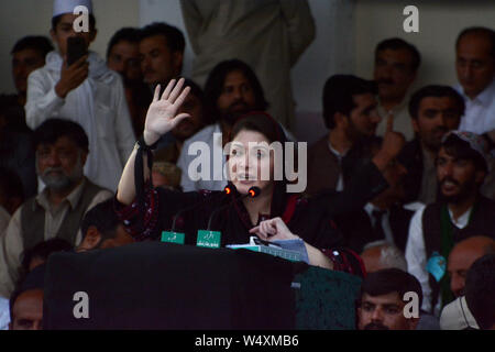 QUETTA, PAKISTAN, Lug 25: Pakistan Lega Musulmana (PML-N) Presidente e figlia dell'ex primo ministro del Pakistan, la sig.ra Maryam Nawaz indirizzi a o Foto Stock