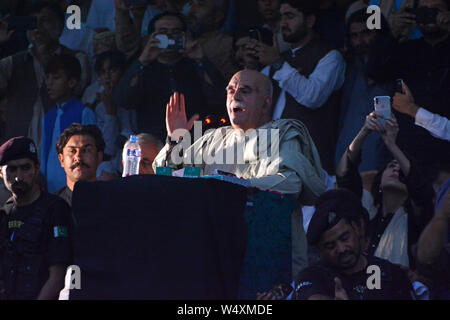 QUETTA, PAKISTAN, Lug 25: Pashtunkhwa Milli Awami party (P-MAP) presidente, sig. Mehmood Khan Achakzai indirizzi ai partiti di opposizione sostenitori durante Foto Stock