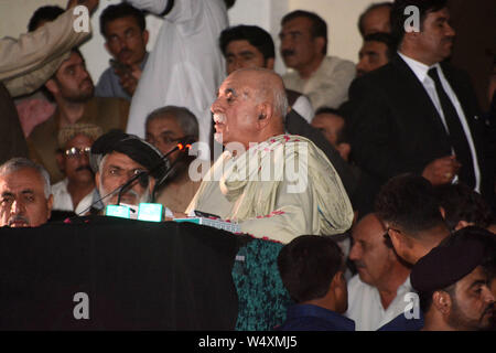 QUETTA, PAKISTAN, Lug 25: Pashtunkhwa Milli Awami party (P-MAP) presidente, sig. Mehmood Khan Achakzai indirizzi ai partiti di opposizione sostenitori durante Foto Stock