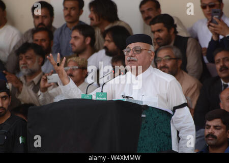 QUETTA, PAKISTAN, Lug 25: Awami national party Comitato centrale il sig. Mian Iftikhar indirizzi ai partiti di opposizione sostenitori durante la protesta de Foto Stock