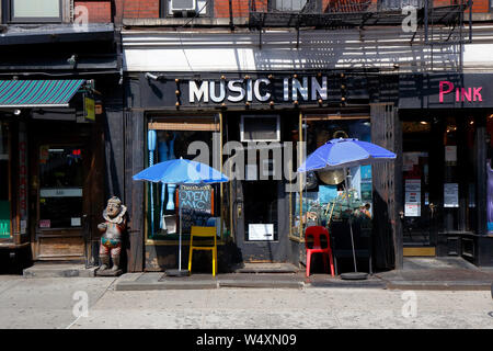 Music Inn mondo strumenti, 169 West 4th Street, New York, NY. esterno alla vetrina di un negozio di musica nel Greenwich Villageneighborhood di Manhattan. Foto Stock