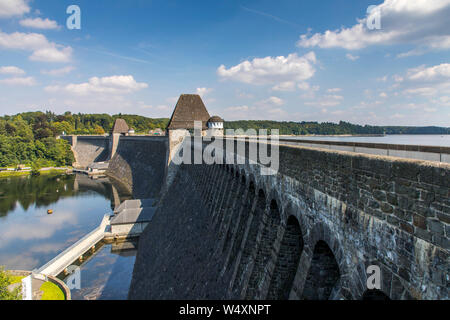 La diga Mšhnetalsperre, Mšhnesee, dam parete vicino GŸnne, nel distretto di Soest, NRW, Germania, Foto Stock