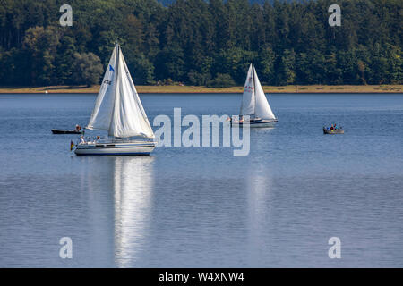 La diga Mšhnetalsperre, Mšhnesee, barche a vela, pescatori, vicino GŸnne, nel distretto di Soest, NRW, Germania, Foto Stock