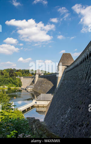 La diga Mšhnetalsperre, Mšhnesee, dam parete vicino GŸnne, nel distretto di Soest, NRW, Germania, Foto Stock