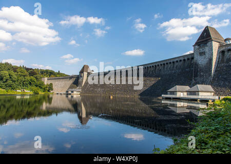 La diga Mšhnetalsperre, Mšhnesee, dam parete vicino GŸnne, nel distretto di Soest, NRW, Germania, Foto Stock