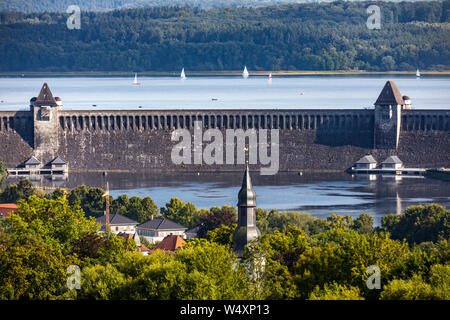 La diga Mšhnetalsperre, Mšhnesee, dam parete vicino GŸnne, nel distretto di Soest, NRW, Germania, Foto Stock