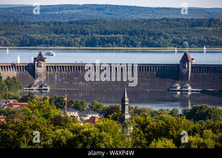 La diga Mšhnetalsperre, Mšhnesee, dam parete vicino GŸnne, nel distretto di Soest, NRW, Germania, Foto Stock