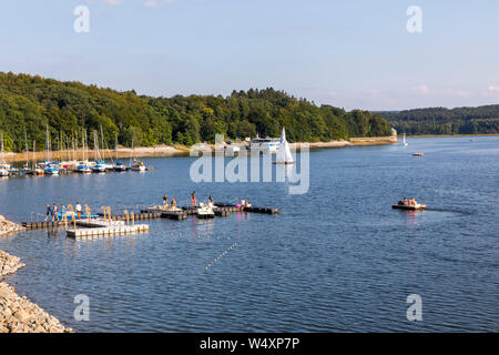 La diga Mšhnetalsperre, Mšhnesee lago, ristorante e giardino della birra Sabe Mente, vicino GŸnne, nel distretto di Soest, NRW, Germania Foto Stock