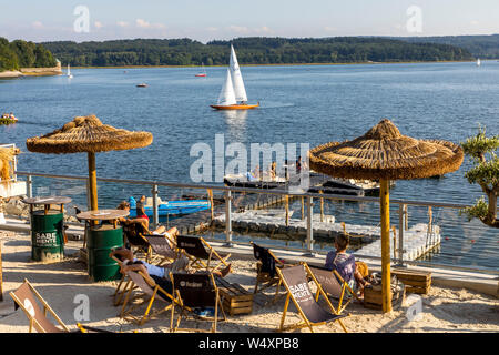 La diga Mšhnetalsperre, Mšhnesee lago, ristorante e giardino della birra Sabe Mente, vicino GŸnne, nel distretto di Soest, NRW, Germania Foto Stock