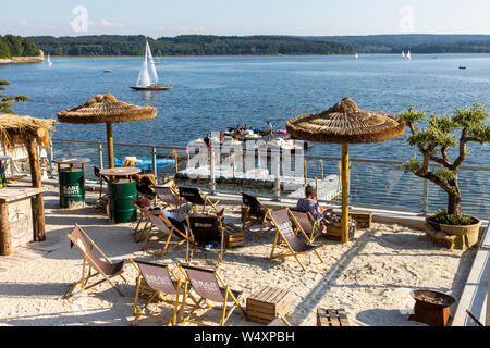 La diga Mšhnetalsperre, Mšhnesee lago, ristorante e giardino della birra Sabe Mente, vicino GŸnne, nel distretto di Soest, NRW, Germania Foto Stock