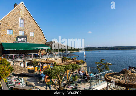 La diga Mšhnetalsperre, Mšhnesee lago, ristorante e giardino della birra Sabe Mente, vicino GŸnne, nel distretto di Soest, NRW, Germania Foto Stock