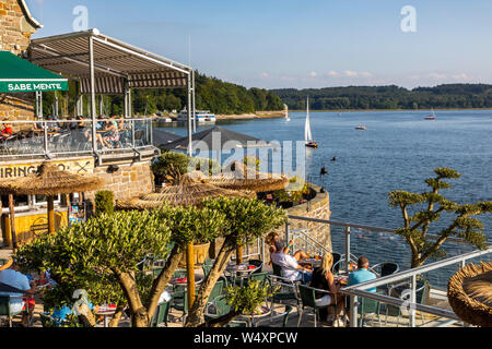 La diga Mšhnetalsperre, Mšhnesee lago, ristorante e giardino della birra Sabe Mente, vicino GŸnne, nel distretto di Soest, NRW, Germania Foto Stock