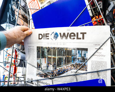 Parigi, Francia - Lug 24, 2019: Annegret Kramp-Karrenbauer discorso nel Bundestag - uomo comprare al chiosco stampa ultima Die Welt giornale Foto Stock
