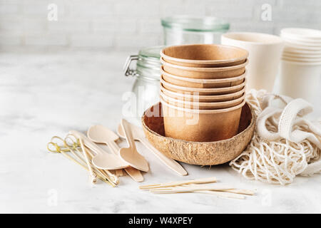 Eco stoviglie. Carta e tazze di bambù, glasware, tazza di cocco, cotone borsa a rete e posate in legno. Zero rifiuti Nozione Foto Stock