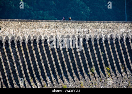 La diga Mšhnetalsperre, Mšhnesee, dam parete vicino GŸnne, nel distretto di Soest, NRW, Germania, Foto Stock