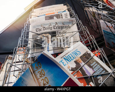 Parigi, Francia - Lug 24, 2019: Boris Johnson appare sulle pagine di copertina del giornale internazionale come lui diventa REGNO UNITO Primo Ministro del Regno Unito Foto Stock