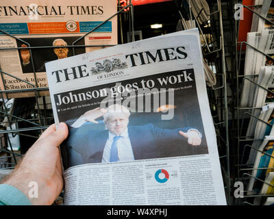 Parigi, Francia - Lug 24, 2019: Boris Johnson appare sulla pagina di copertina del British Times come lui diventa REGNO UNITO Primo Ministro del Regno Unito Foto Stock