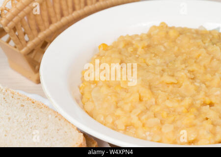 Il Porridge di pisello su una piastra Foto Stock