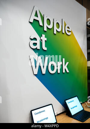 Parigi, Francia - Lug 24, 2019: Interno del moderno Apple Store con Apple al lavoro pubblicità angolo dedicato per piccole aziende Foto Stock