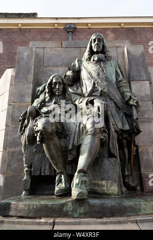 Statua depciting Johan e Cornelio de Witt a Dordrecht, Paesi Bassi. Il De Witts erano politcians repubblicana durante il fosso Golden Age. Foto Stock