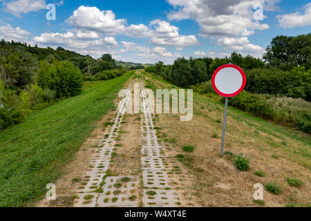 Flood embankment proteggere aree urbane da inondazioni. Vecchia costruzione idrotecnica in Europa centrale. Stagione di estate. Foto Stock