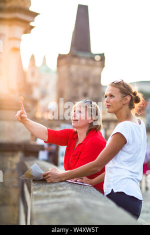 Madre e figlia in viaggio - due turisti femmina studiare una mappa, alla scoperta di una nuova città Foto Stock