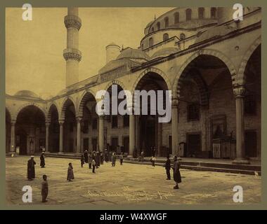 Cour & Entrée de la Mosquée du Sultan Ahmed - Sébah & Joaillier. Foto Stock