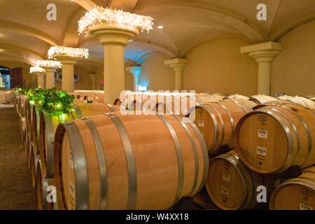 Righe di botti piene di vino sono l'invecchiamento nelle grotte o canna camere Ferrari Carano vigneto nella contea di Sonoma, Healdsburg, California, 22 dicembre 2018. () Foto Stock