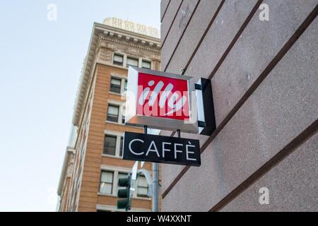 Segno sulla facciata di Illy Caffe, un cafe per il lusso europeo di marca di caffè a San Francisco, California, Dicembre 25, 2018. () Foto Stock