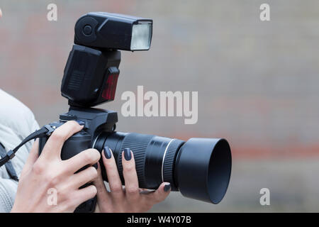 Ragazza con belle fotografie manicure sulla reflex a ottica singola telecamera Foto Stock