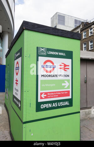 Sito di costruzione ingresso al Crossrai della nuova stazione di Moorgate sulla parete di Londra, Città di Londra, Regno Unito Foto Stock