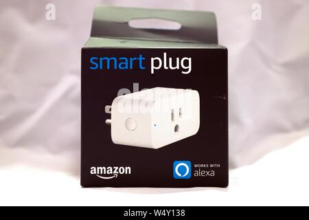 Close-up di scatola per Amazon Smart Plug, home automation dispositivo elettronico utilizzato con Amazon eco Altoparlante smart e Amazon Alexa Assistente vocale, Marzo 21, 2019. () Foto Stock