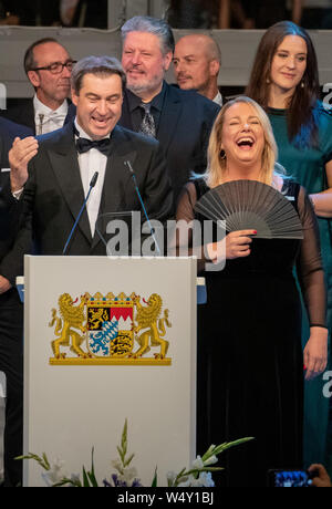 Bayreuth, Germania. Xxv Luglio, 2019. Markus Söder (da sinistra a destra, CSU), primo ministro della Baviera, parla al ricevimento di stato in occasione del Festival di Richard Wagner a Bayreuth al fianco di Katharina Wagner (da destra), direttore artistico e direttore del Festival di Bayreuth. Il Festival di Richard Wagner ha iniziato a Bayreuth il giovedì. Credito: Daniel Karmann/dpa/Alamy Live News Foto Stock