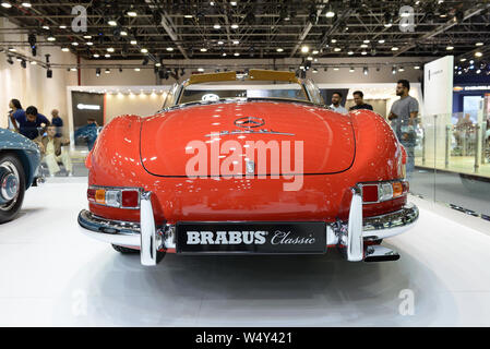 DUBAI, Emirati Arabi Uniti - 18 novembre: Il restaurate da Brabus Mercedes-Benz 300SL Roadster auto è su Dubai Motor Show 2017 novembre 18, 2017 Foto Stock