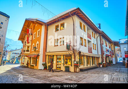 ZELL AM SEE, Austria - 28 febbraio 2019: la vecchia strada del quartiere alla moda di resort con edifici storici, numerosi alberghi, caffetterie e negozi di souvenir, Foto Stock