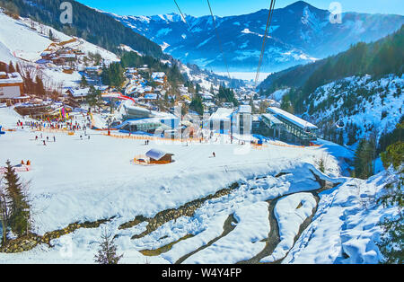 Schmittenhohenbahn funivia mozzafiato viaggio con una vista sulla montagna innevata river, piste Alpine, piste, foreste e congelati lago Zeller See, Zel Foto Stock