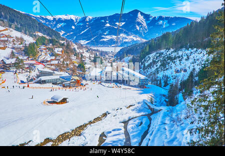 ZELL AM SEE, Austria - 28 febbraio 2019: fantastico scenario alpino dal tram della moderna funivia Schmittenhohenbahn, affacciato su Zell am See resort Foto Stock