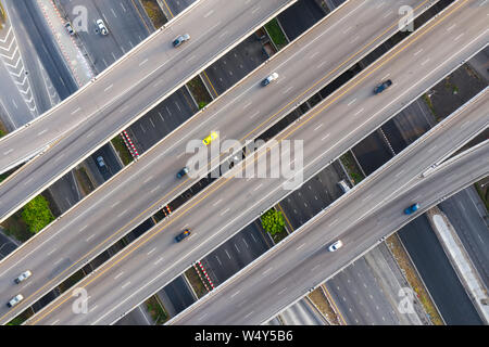 Foto aerea di multilivello elevata autostrada Autostrada passando attraverso la città moderna in direzioni multiple Foto Stock