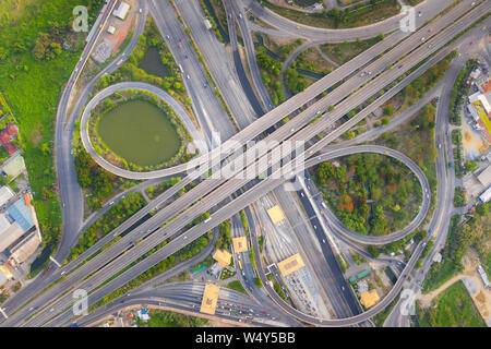 Vista aerea al di sopra della trafficata autostrada incroci stradali al giorno. L'autostrada intersezione stradale il cavalcavia Eastern Outer Ring Road di Bangkok. Foto Stock
