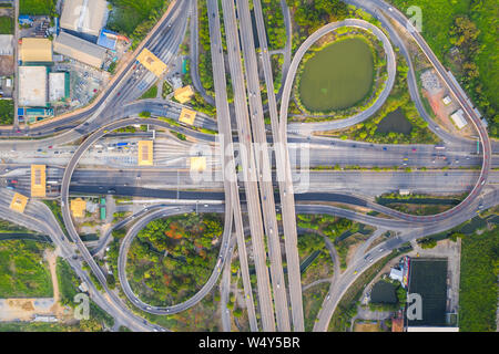 Vista aerea al di sopra della trafficata autostrada incroci stradali al giorno. L'autostrada intersezione stradale il cavalcavia Eastern Outer Ring Road di Bangkok. Foto Stock