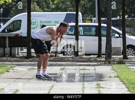 Berlino, Germania. Xxv Luglio, 2019. Un uomo lava il suo volto a una fontana a Berlino, capitale della Germania, il 25 luglio 2019. Il tedesco servizio meteo (DWD) rilasciato una completa avvertenza calore mercoledì. Temperature in alcune parti della Repubblica federale di Germania ha colpito 40 gradi Celsius giovedì. Credito: Shan Yuqi/Xinhua/Alamy Live News Foto Stock