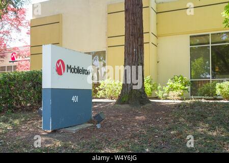 Segno con logo in ingresso al quartier generale della sicurezza informatica mobile azienda Mobileiron nella Silicon Valley, Mountain View, California, 3 maggio 2019. () Foto Stock
