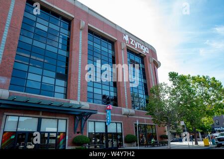 Segno con il logo sulla facciata presso la sede principale del gioco d' azzardo internet company Zynga nel sud del mercato (SOMA) quartiere di San Francisco, California, 10 giugno 2019. () Foto Stock