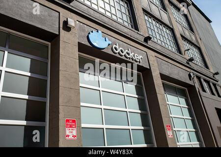 Segno con il logo sulla facciata presso la sede centrale del contenitore computer basato su società di software Docker nel sud del mercato (SOMA) quartiere di San Francisco, California, 10 giugno 2019. () Foto Stock