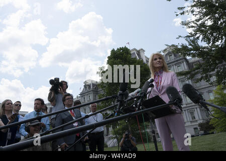 Washington DC, Stati Uniti d'America. Luglio 25, 2019, Washington, Distretto di Columbia, Stati Uniti d'America: Senior Counsellor Kellyanne Conway parla ai media in seguito ad una intervista televisiva alla Casa Bianca a Washington DC, USA su luglio 25, 2019. Credito: Stefani Reynolds/CNP/ZUMA filo/Alamy Live News Foto Stock