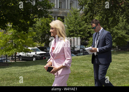 Washington DC, Stati Uniti d'America. Luglio 25, 2019, Washington, Distretto di Columbia, Stati Uniti d'America: Senior Counsellor Kellyanne Conway si allontana dopo aver parlato con i media al di fuori della casa bianca a Washington DC, USA su luglio 25, 2019. Credito: Stefani Reynolds/CNP/ZUMA filo/Alamy Live News Foto Stock