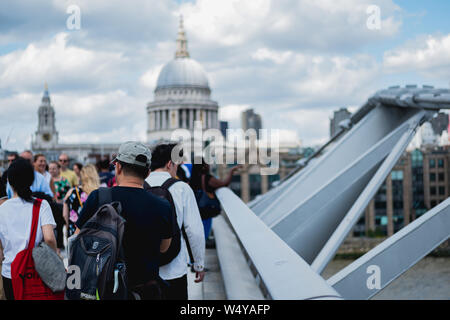 La Cattedrale di Saint Paul vista dal Millennium Bridge - Londra - Luglio 2019 Foto Stock